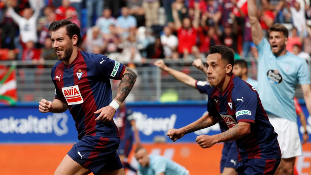 Sergi Enrich celebra su tanto junto al exceltista Fabián Orellana. JUAN HERRERO (EFE)