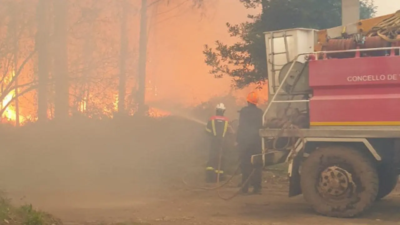 Equipo de extinción do incendio do Vicedo. EP