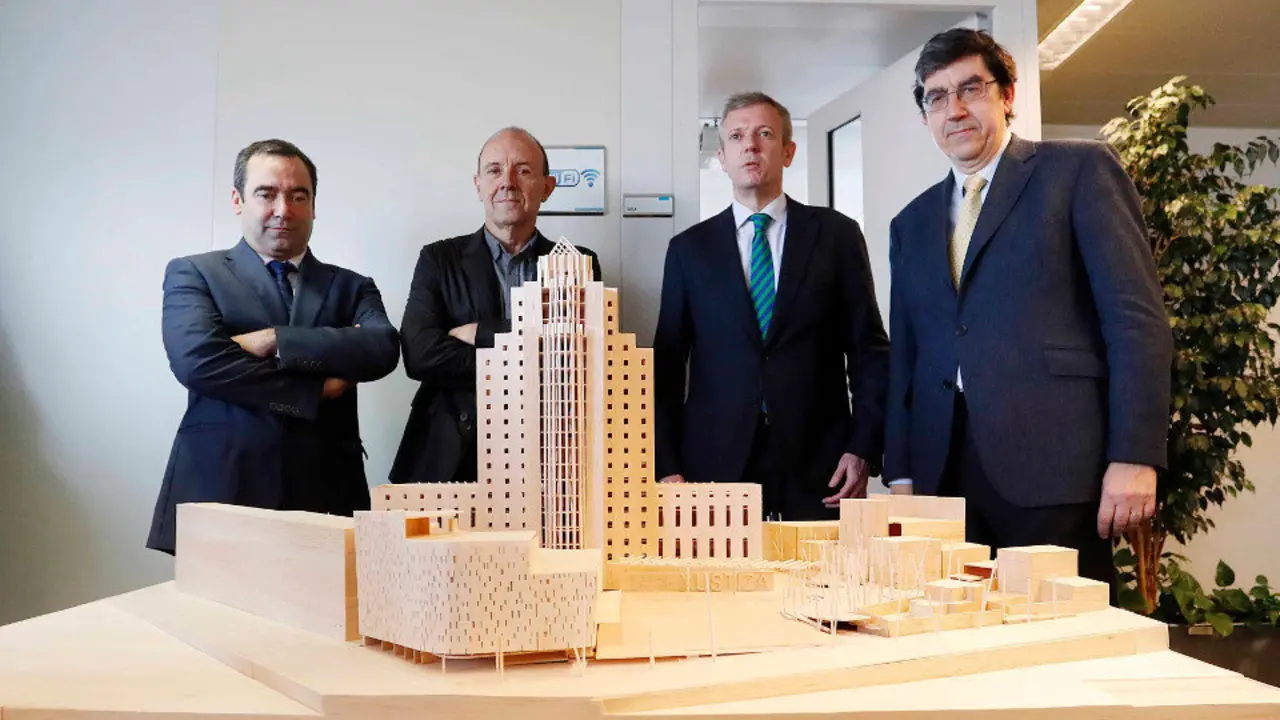 El vicepresidente de la Xunta, Alfonso Rueda, acompa&ntilde;ado por el director de la obra y el arquitecto Alfonso Penela, durante la presentaci&oacute;n de la segunda fase de la Ciudad de la Justicia de Vigo. XUNTA DE GALICIA