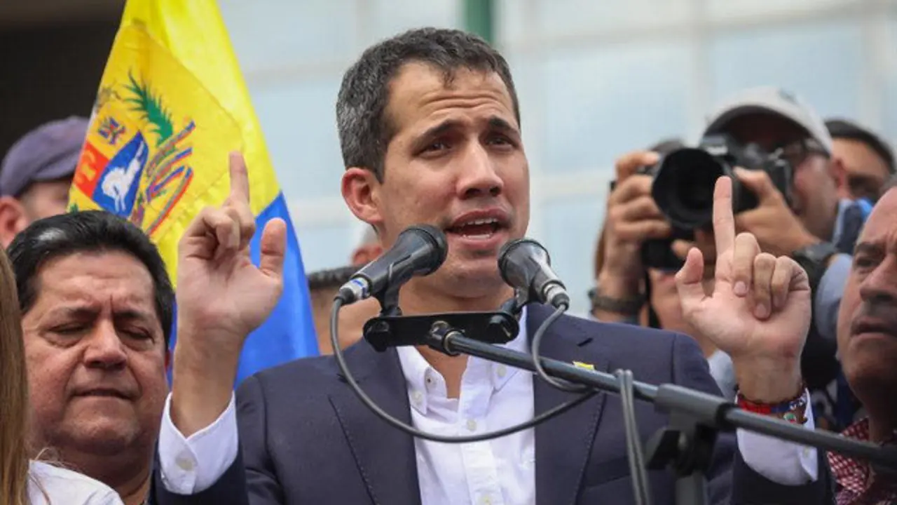 Juan Guaidó, este lunes en Caracas. RAYNER PEÑA (EFE)