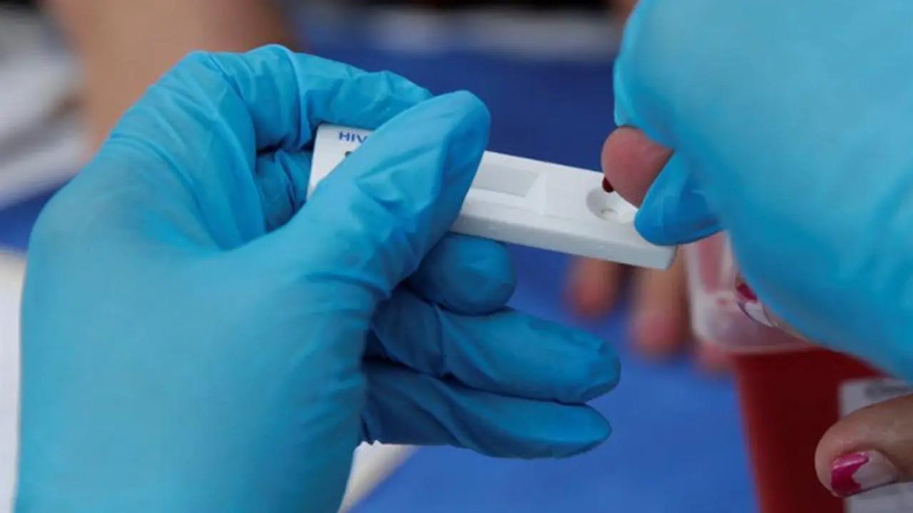 Trabajo en laboratorio para curar el VIH. BIENVENIDO VELASCO (EFE)