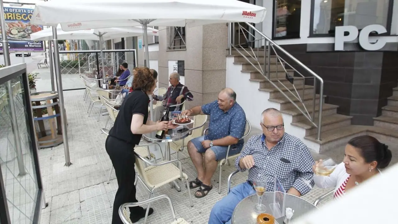 Una camarera, en un bar de A Mariña. JOSÉ Mª ÁLVEZ