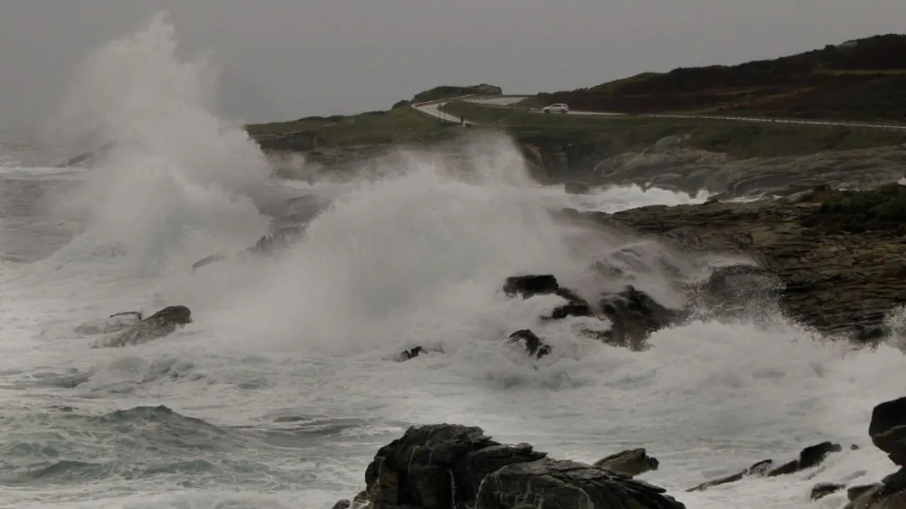Las olas azotan el litoral gallego. JM VÁZQUEZ (AEP)