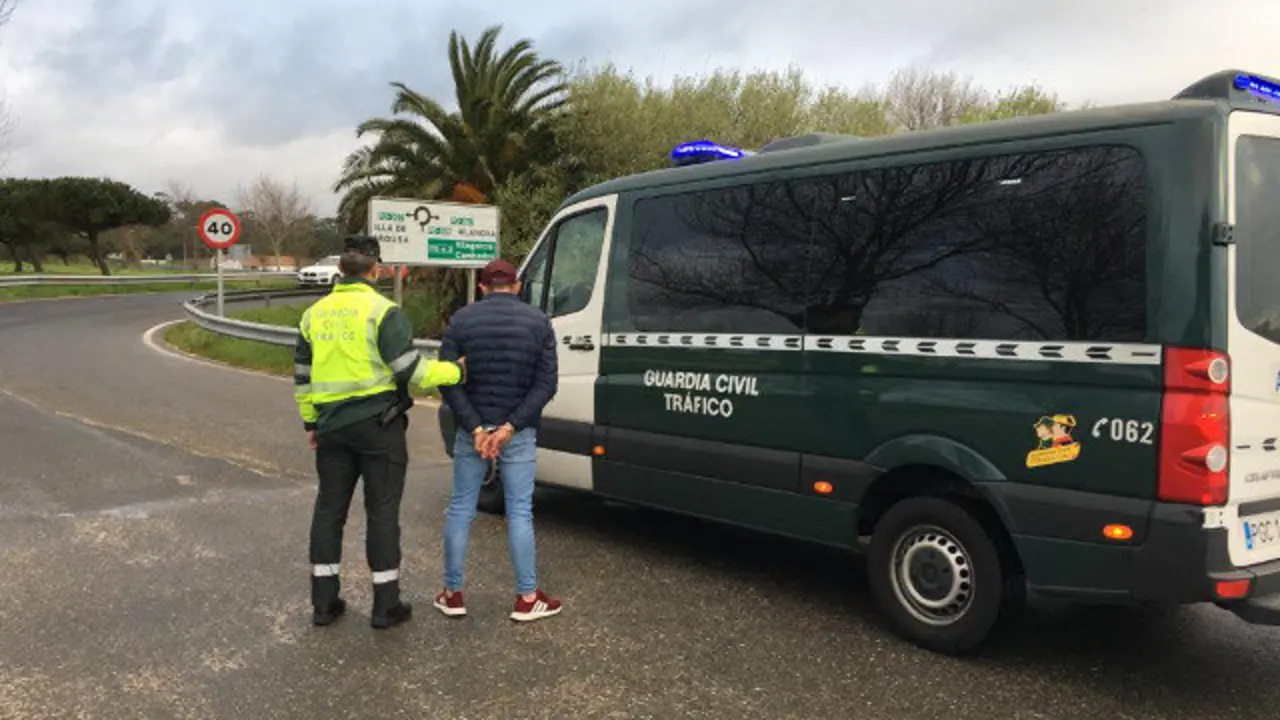 Detenido en A Illa por darse a la fuga. DP