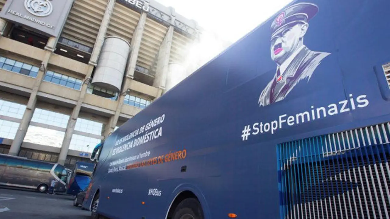 El bus de la plataforma Hazte Oír en Madrid. NICO RODRÍGUEZ