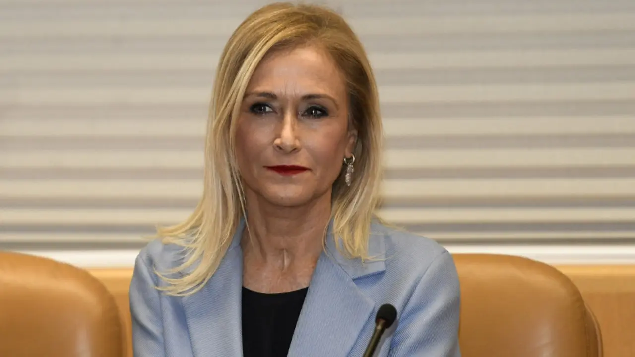 Cristina Cifuentes, momentos antes de su comparecencia este en la comisión de investigación de universidades de la Asamblea de Madrid. VÍCTOR LERENA (Efe)