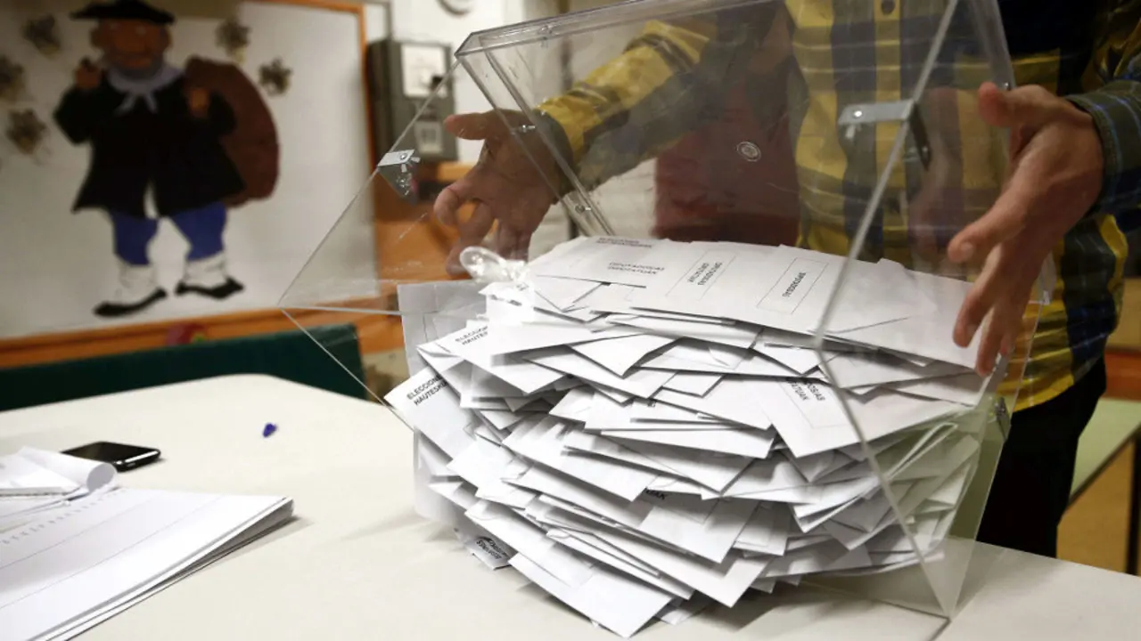 Vaciado de votos dunha urna para iniciar o reconto. AEP