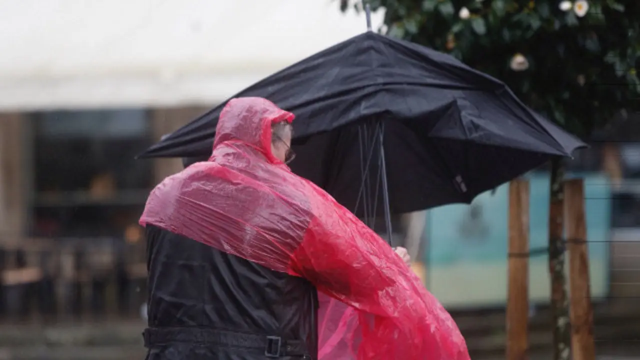 Un paraguas destrozado en Pontevedra. JAVIER CERVERA