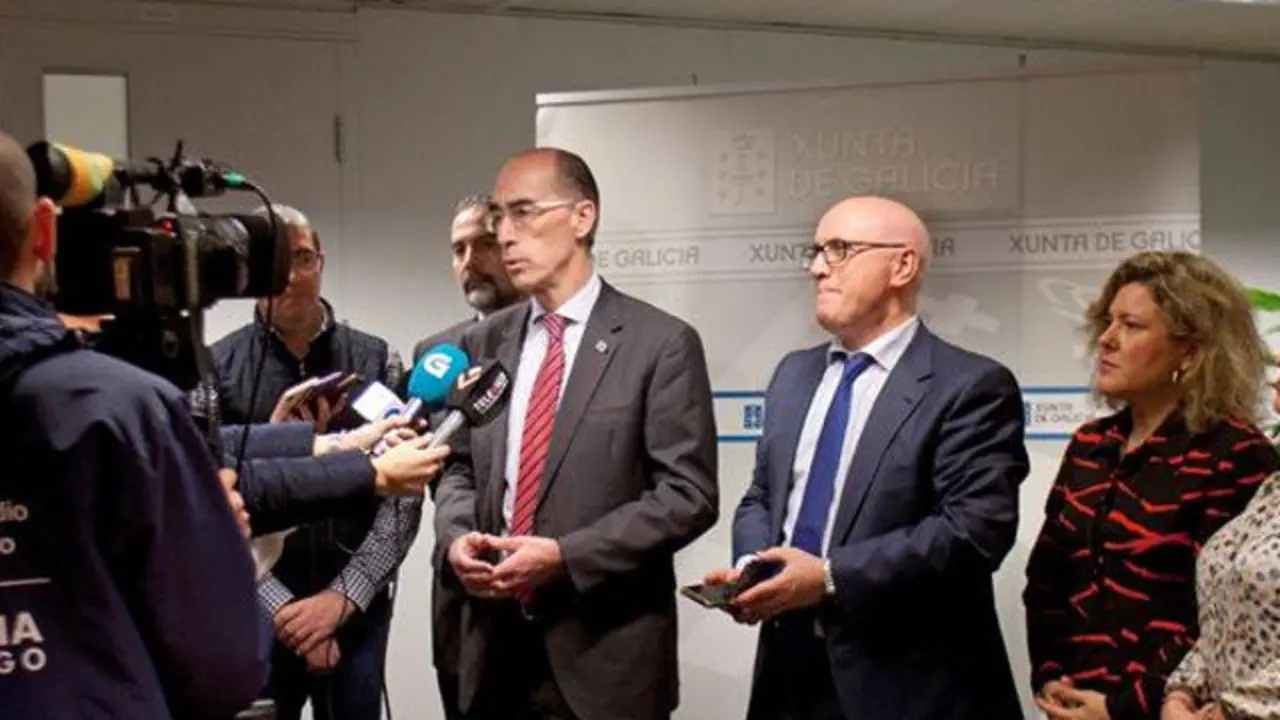 El conselleiro de Sanidade, Jesús Vázquez Almuiña, atiende a los medios tras la reunión. SALVADOR SAS (EFE)