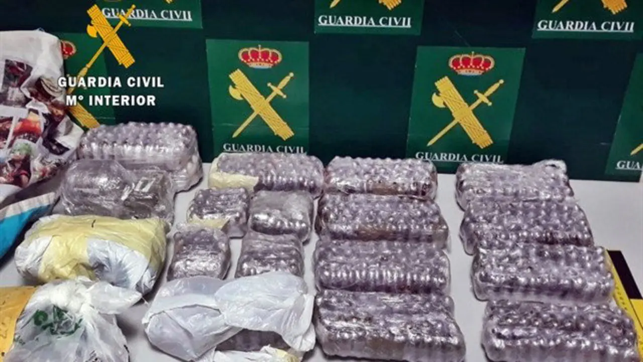 Las bellotas de hachís intervenidas a dos porriñeses. DP