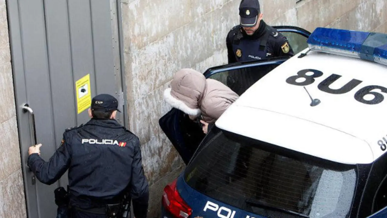 Tania Varela entrando en la Audiencia de Pontevedra. SALVADOR SAS