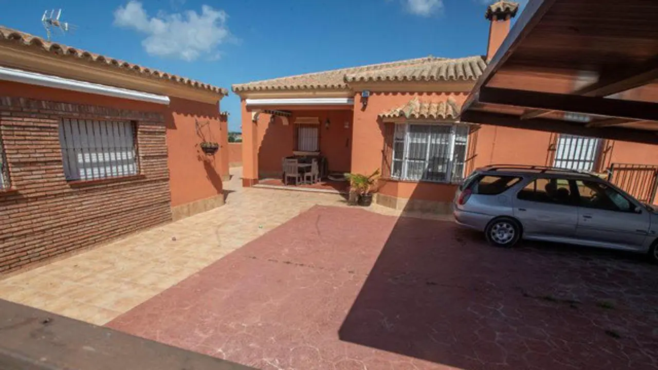 Vivienda que ha pasado a ser denominada la casa de los horrores. ROMÁN RÍOS (EFE)