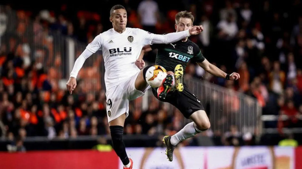 El delantero del Valencia Rodrigo Moreno (izquierda) disputa un balón al defensa del Krasnodar Sergey Petrov. BIEL ALIÑO (EFE)