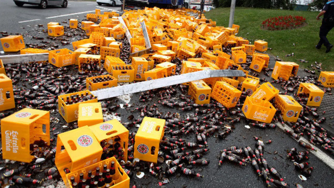 Carga de cerveza esparcida por una carretera. ARCHIVO