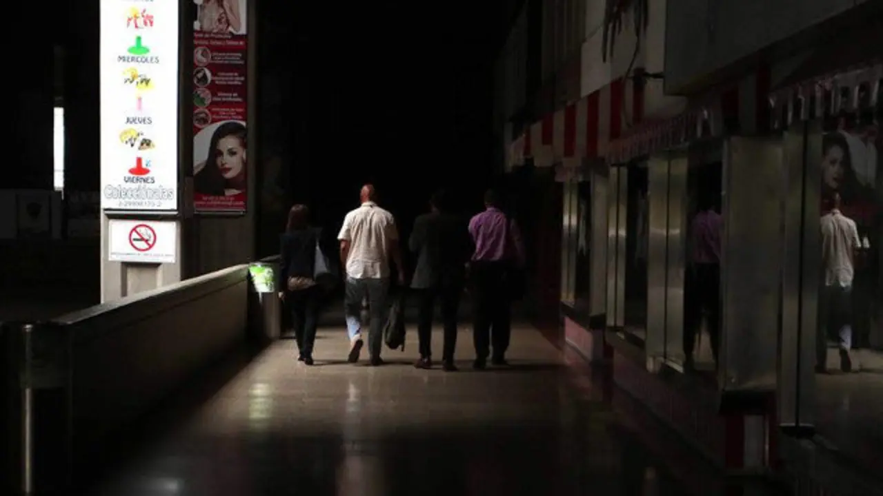 Apagón en Venezuela. RAYNER PEÑA (EFE)