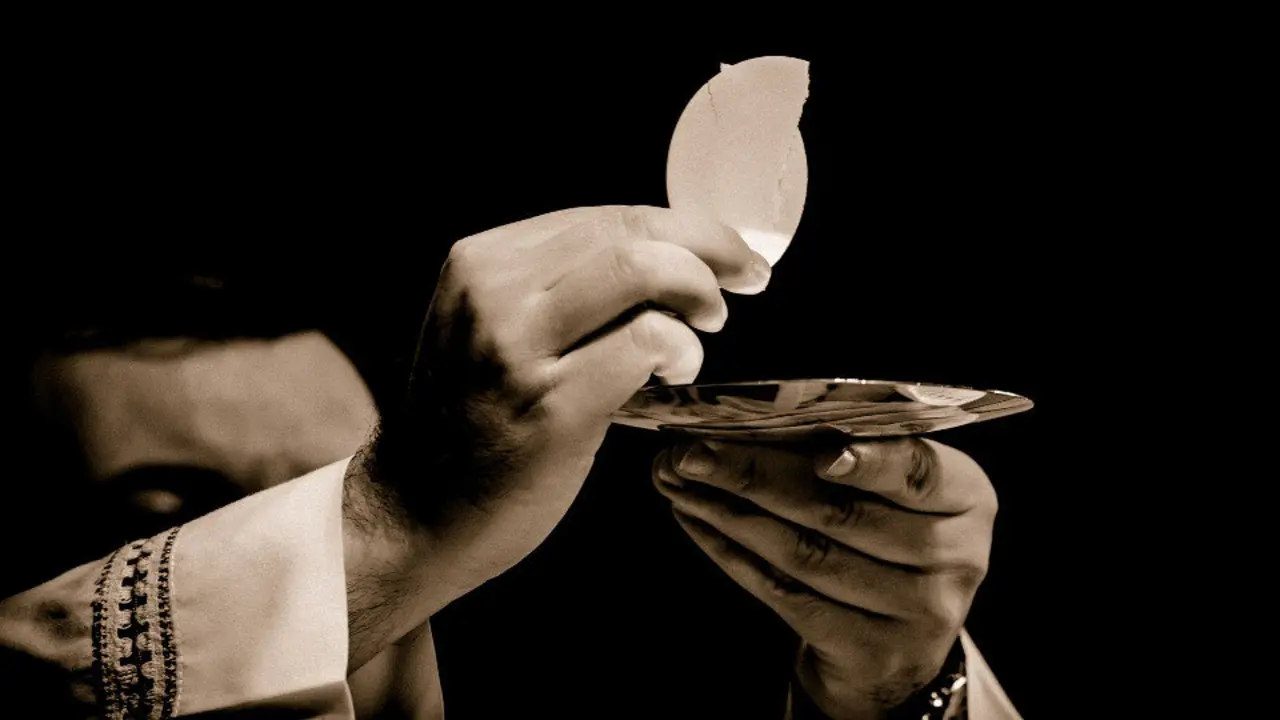 Un sacerdote reparte hostias. PIXABAY