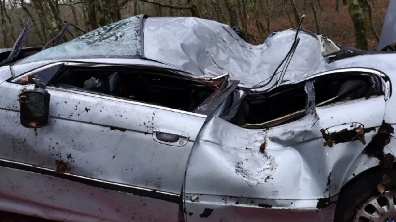 Estado en el que quedó el coche accidentado. CONCELLO DE CUNTIS