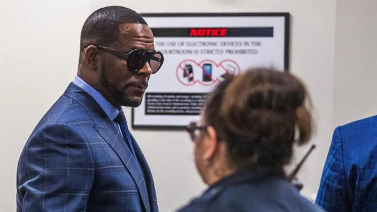 El cantante R. Kelly, a la entrada de la audiencia convocada por no pagar manutención de su hijo este miércoles. TANNEN MAURY (EFE)