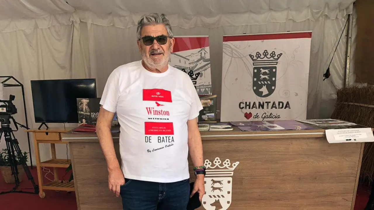 Oubiña posa en el stand del Ayuntamiento de Chantada. EP