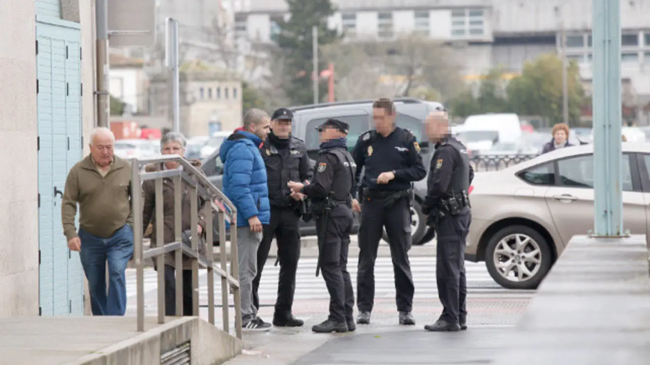 Varios policías identificando al joven que se reconoció como autor de la agresión. RAFA FARIÑA