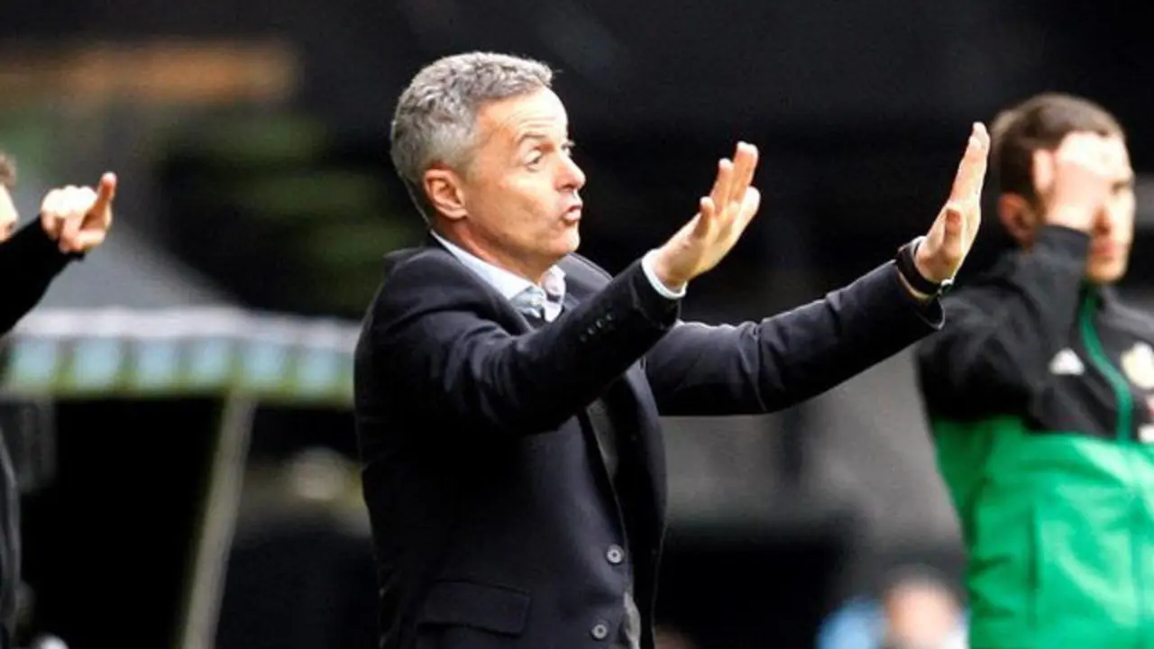 El entrenador del Celta de Vigo, Fran Escribá, durante el partido contra el Betis, este domingo. SALVADOR SAS (EFE)