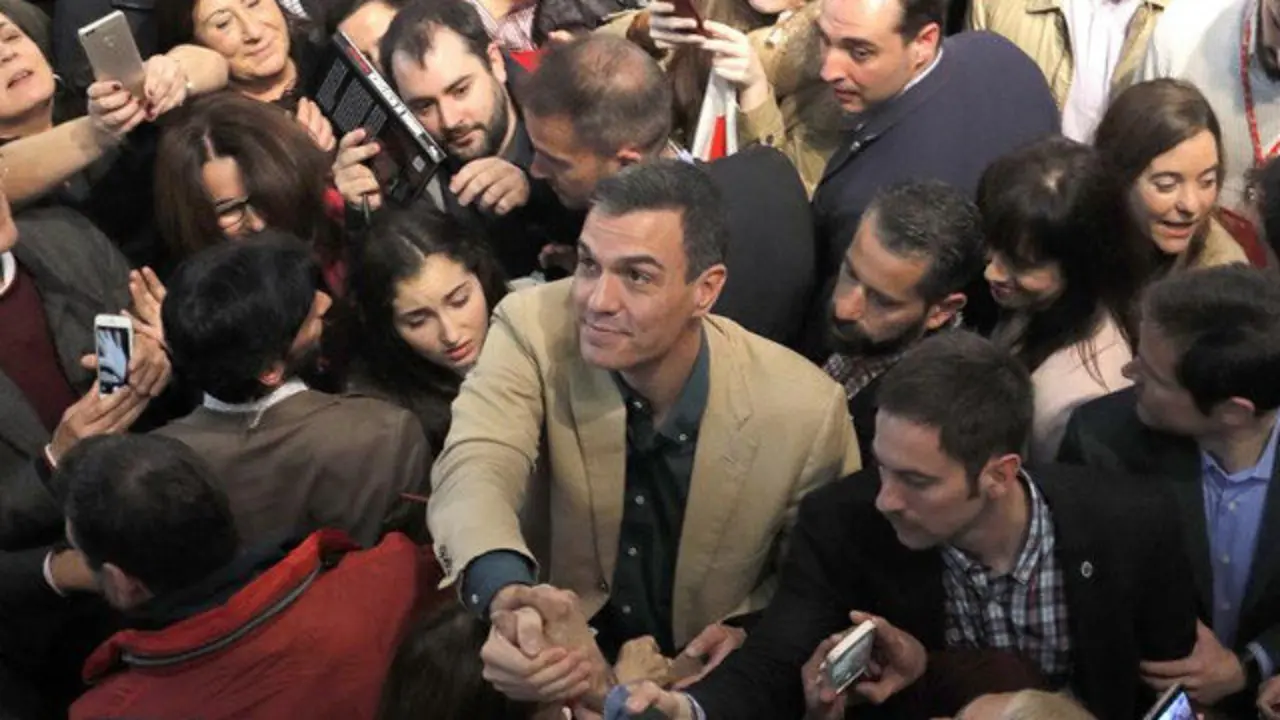 El presidente del Gobierno, Pedro Sánchez, saluda a los asistentes al acto que el PSOE celebró este domingo en A Coruña. LAVANDEIRA JR (EFE)