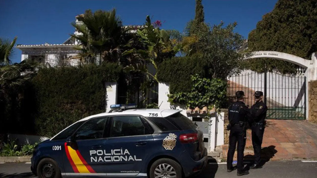 Dos miembros de la Policía Nacional custodian la vivienda donde tuvo lugar el crimen machista. DANIEL PÉREZ (EFE) (Estepona, Málaga)
