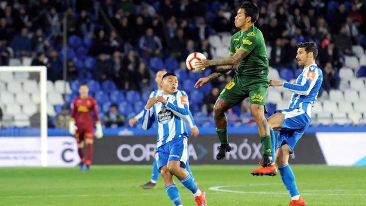 Un lance del partido entre Deportivo y Las Palmas. MONCHO FUENTES (EFE)