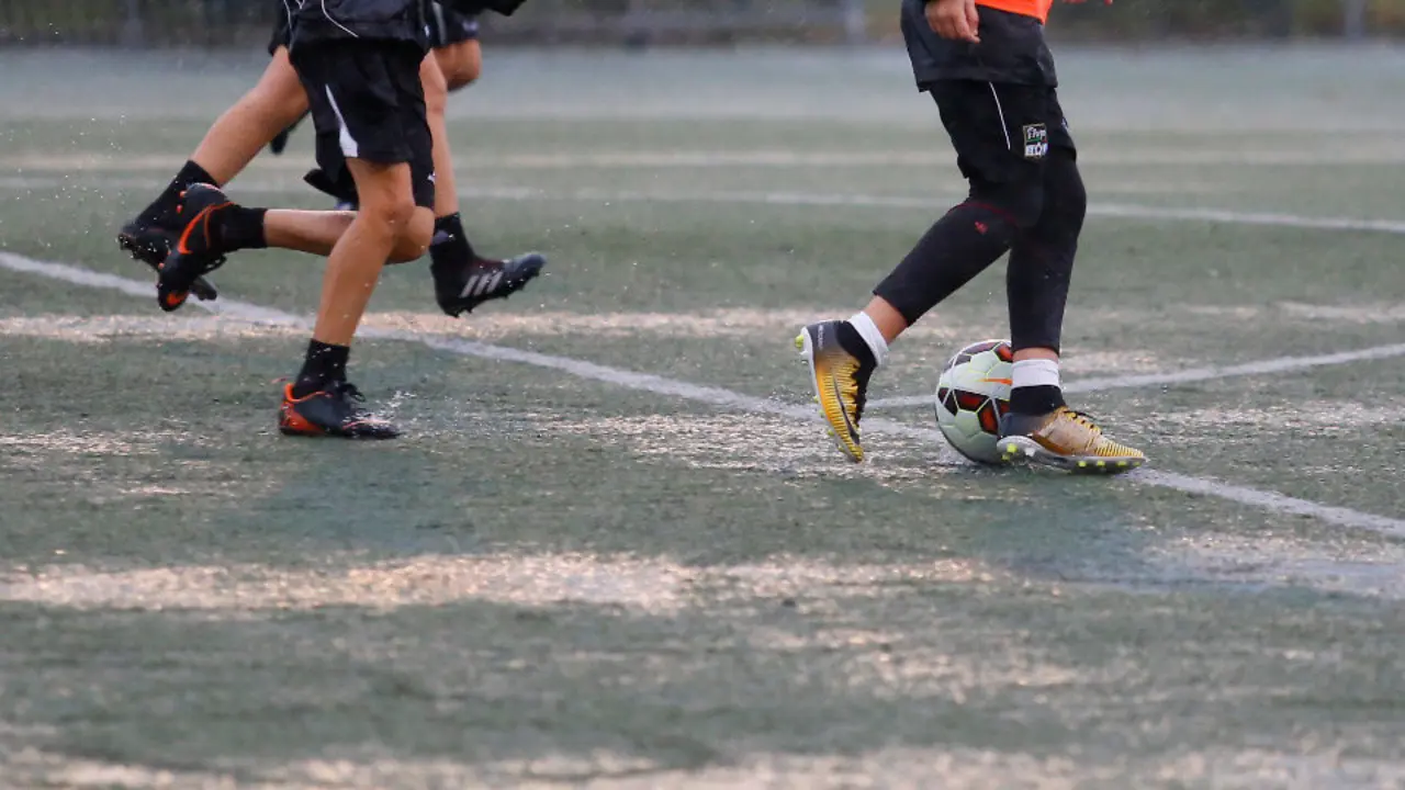Unos niños en el campo de A Xunqueira. CHRISTIAN FERNÁNDEZ