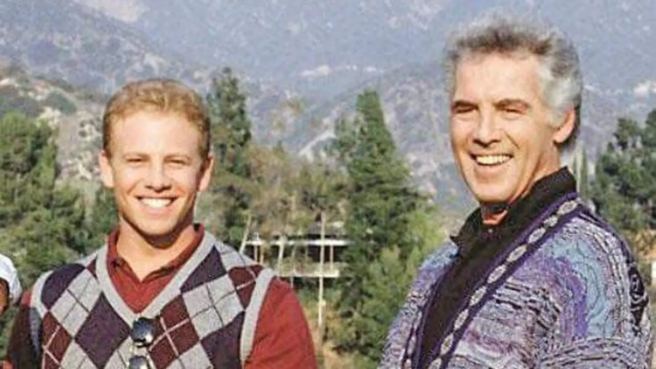 Ian Ziering junto a Jed Allan en un fotograma de 'Sensaci&oacute;n de Vivir'. INSTAGRAM
