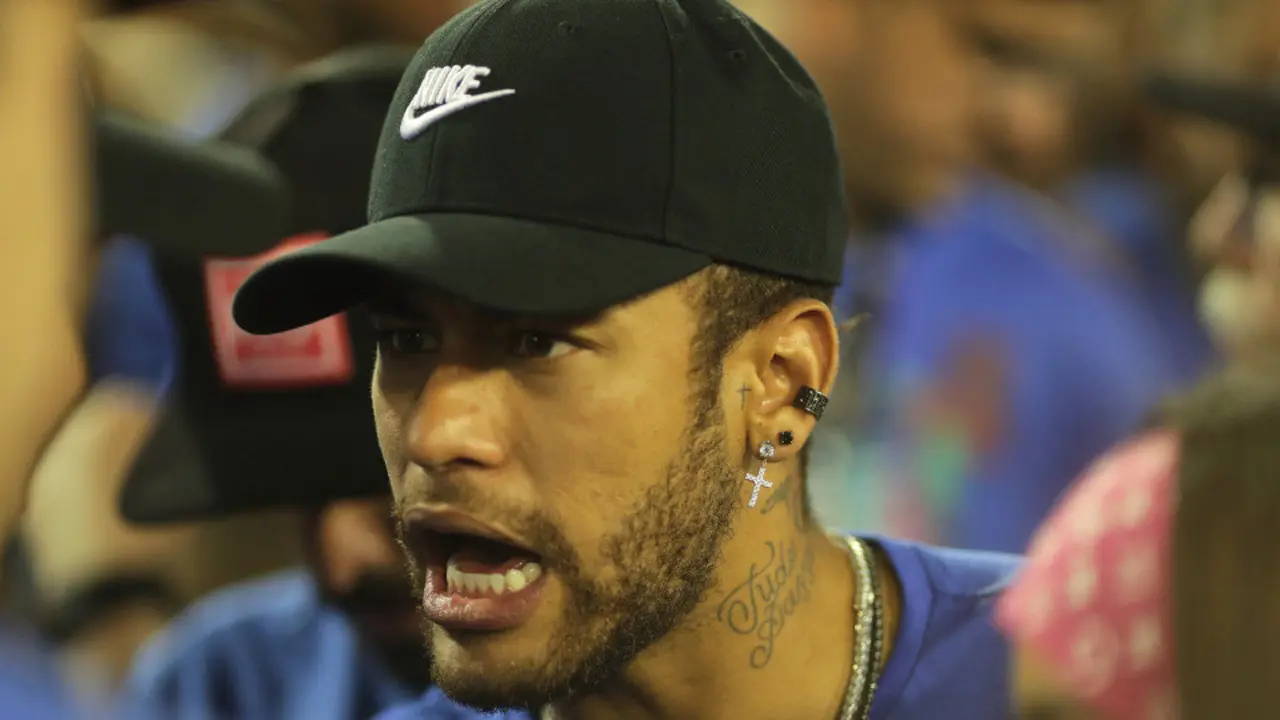 Neymar disfrutó la pasada semana del desfile de la escuela de samba del Grupo Especial Vila Isabel, en Río de Janeiro. ANTONIO LACERDA (EFE)