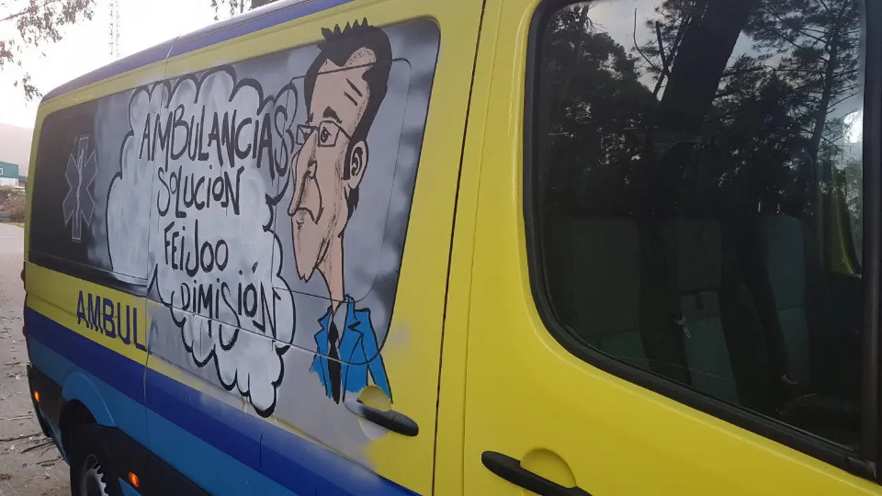 Una de las pintadas realizadas en la ambulancia. DP