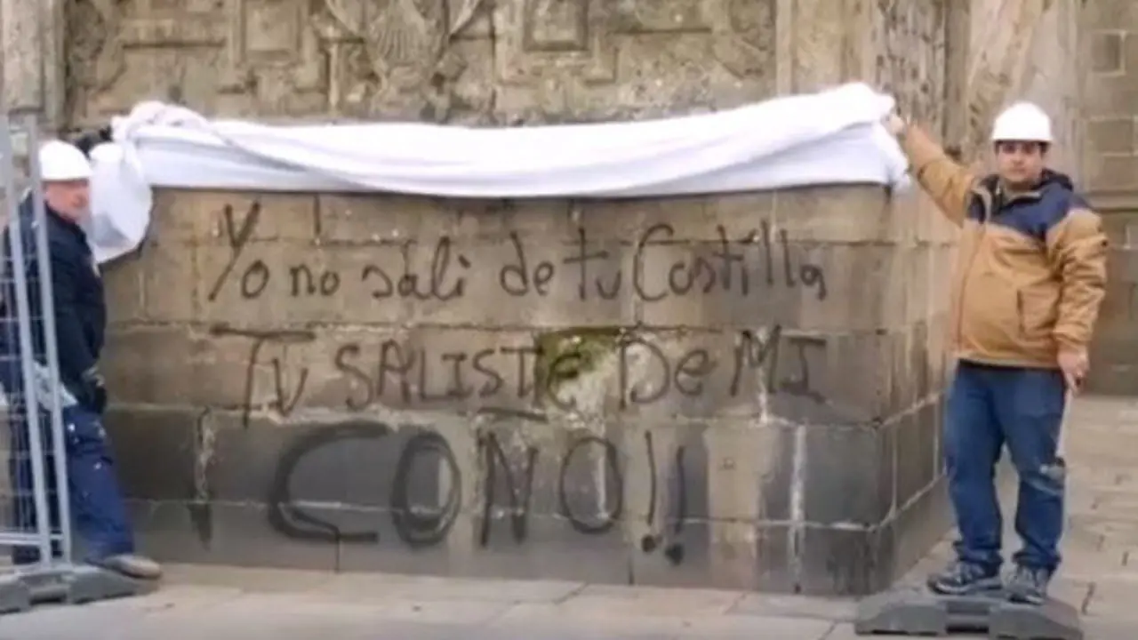 Una de las pintadas que apareció en la catedral de Santiago. PEPE FERRÍN