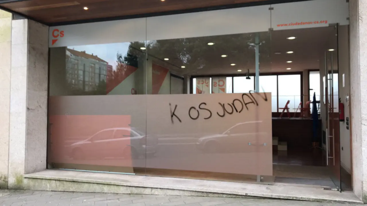 Pintadas en la sede de Ciudadanos. TWITTER