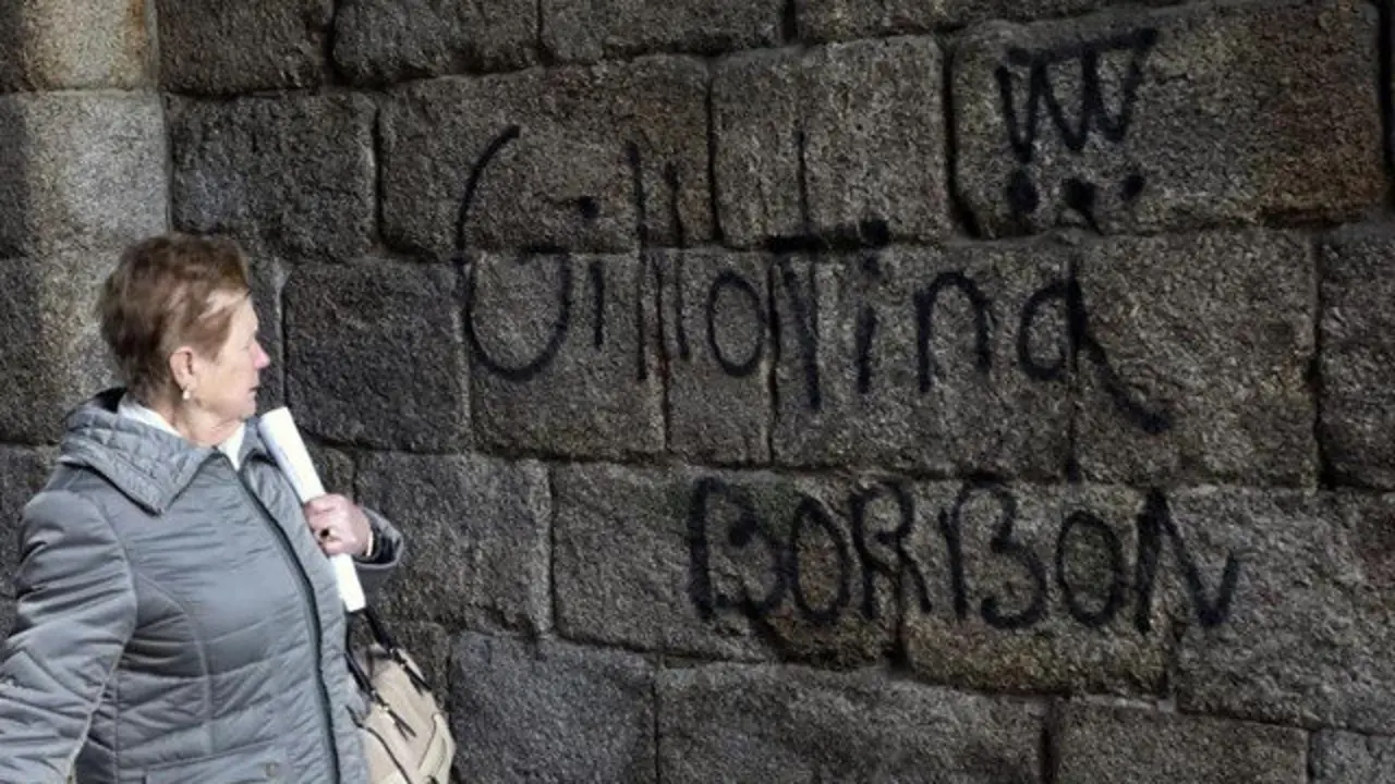 Una de las pintadas que aparecieron este martes en la catedral de Santiago. XOAN REY (EFE)
