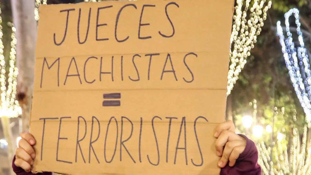 Cartel contra las decisiones machistas de los jueces. ARCHIVO