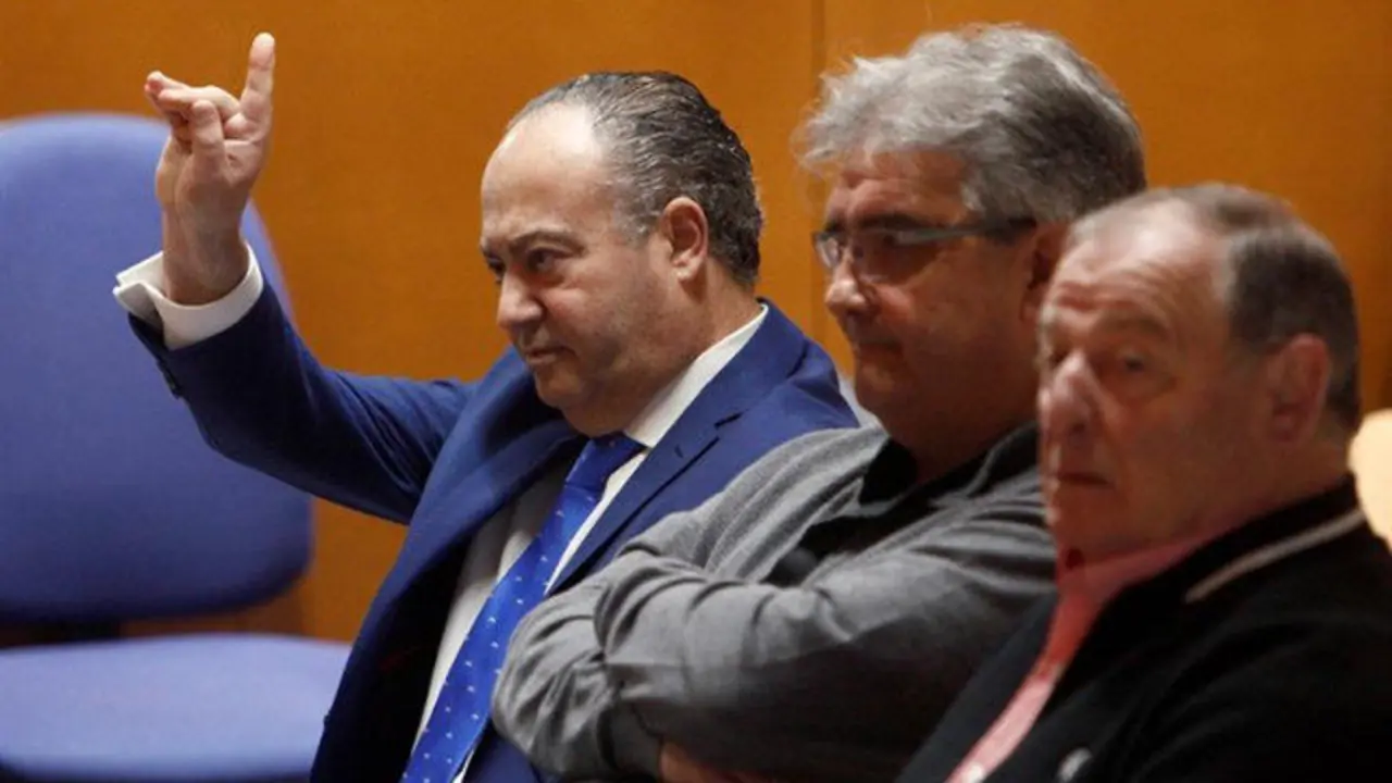 El alcalde de Cee, Ramón Vigo (3d), en el banquillo de la Audiencia Provincial. CABALAR