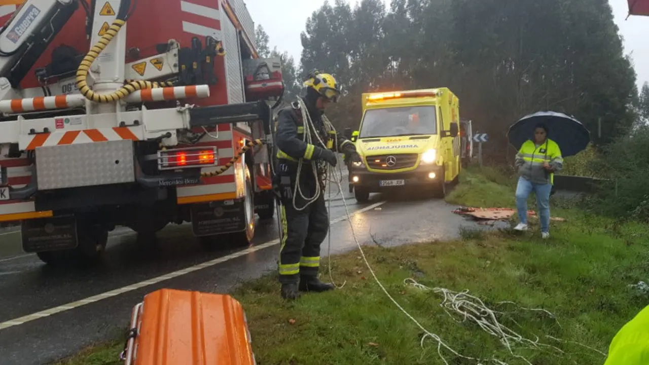 Los bomberos y los efectivos sanitarios, en el lugar del accidente. DP