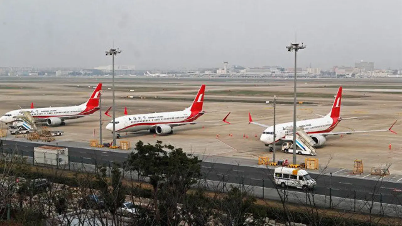 Vista de tres aviones de pasajeros modelo Boeing 737 Max 8. EFE
