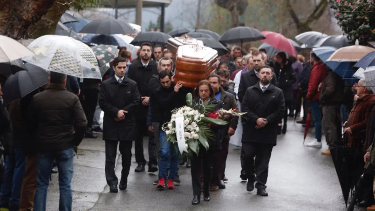 Vecinos y amigos de los fallecidos llevaron sobre sus hombros los ataúdes hasta el templo. JAVIER CERVERA-MERCADILLO