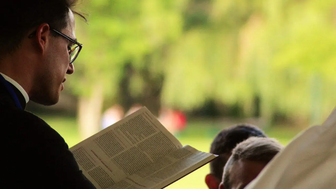 Imagen de archivo de un sacerdote
