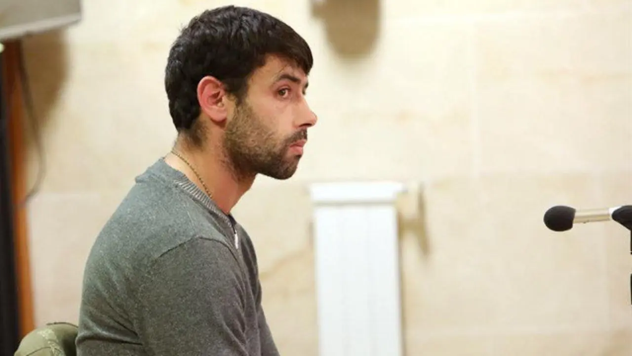 El acusado de provocar un fuego en agosto del año 2013 en Ribeira. XOÁN REY