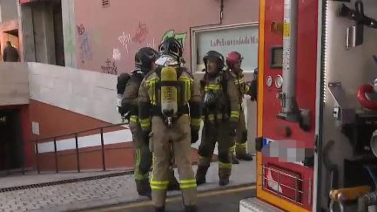 Bomberos en el incendio de Vigo. TVG