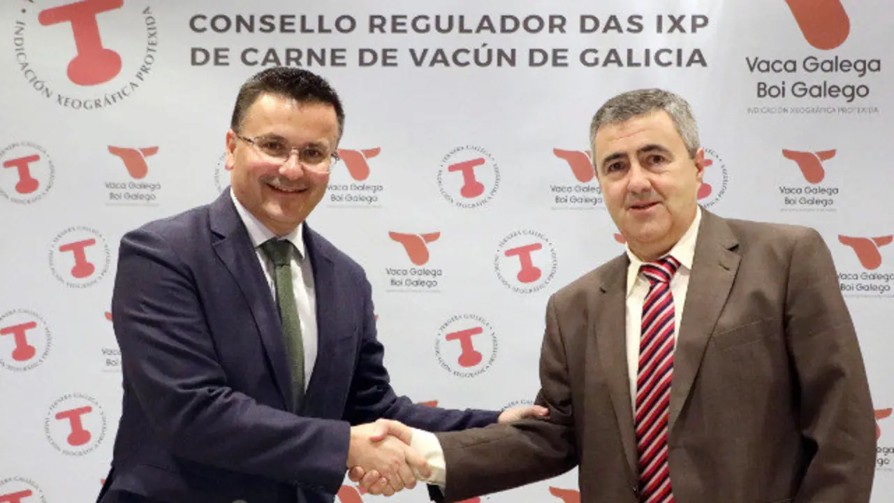 O conselleiro de Medio Rural, José González, acompañado polo presidente de IXP Vacún de Galicia, Jesús González. XOÁN REI (EFE)