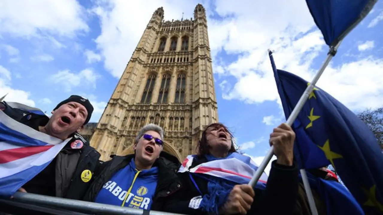 Varios opositores do Brexit meniféstanse en Westminster.ANDY RAIN (Efe)