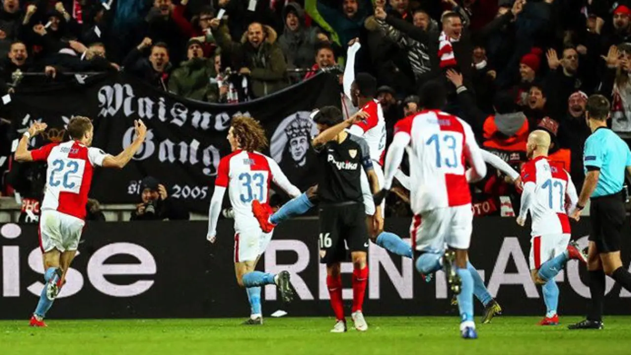 Un jugador del Sevilla lamenta un gol del Slavia. MARTIN DIVISEK (EFE)