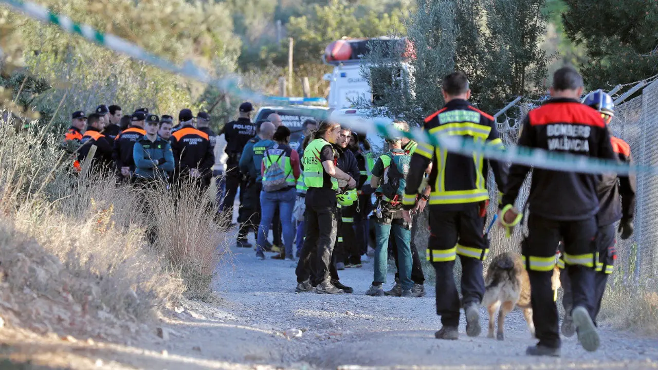 Dispositivo de b&uacute;squeda que hall&oacute; los cuerpos de los dos ni&ntilde;os en Godella. MANUEL BRUQUE (EFE)