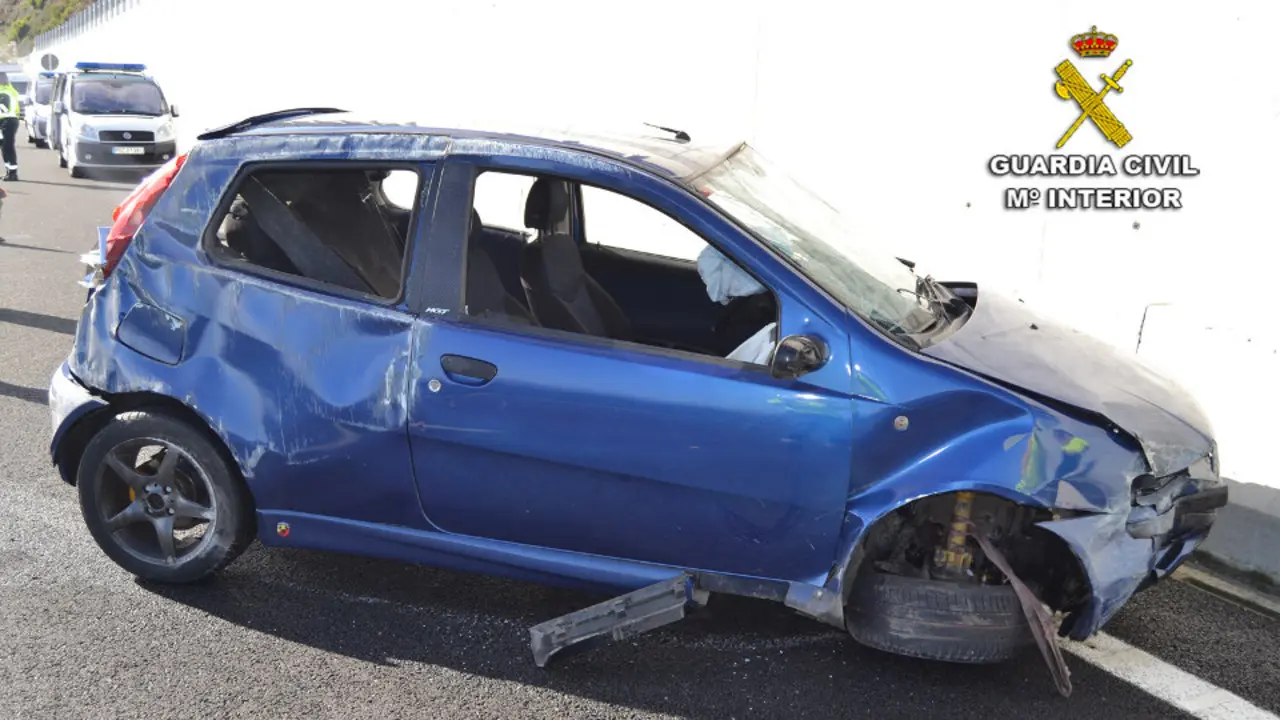 El coche en el que viajaban las dos personas. GUARDIA CIVIL