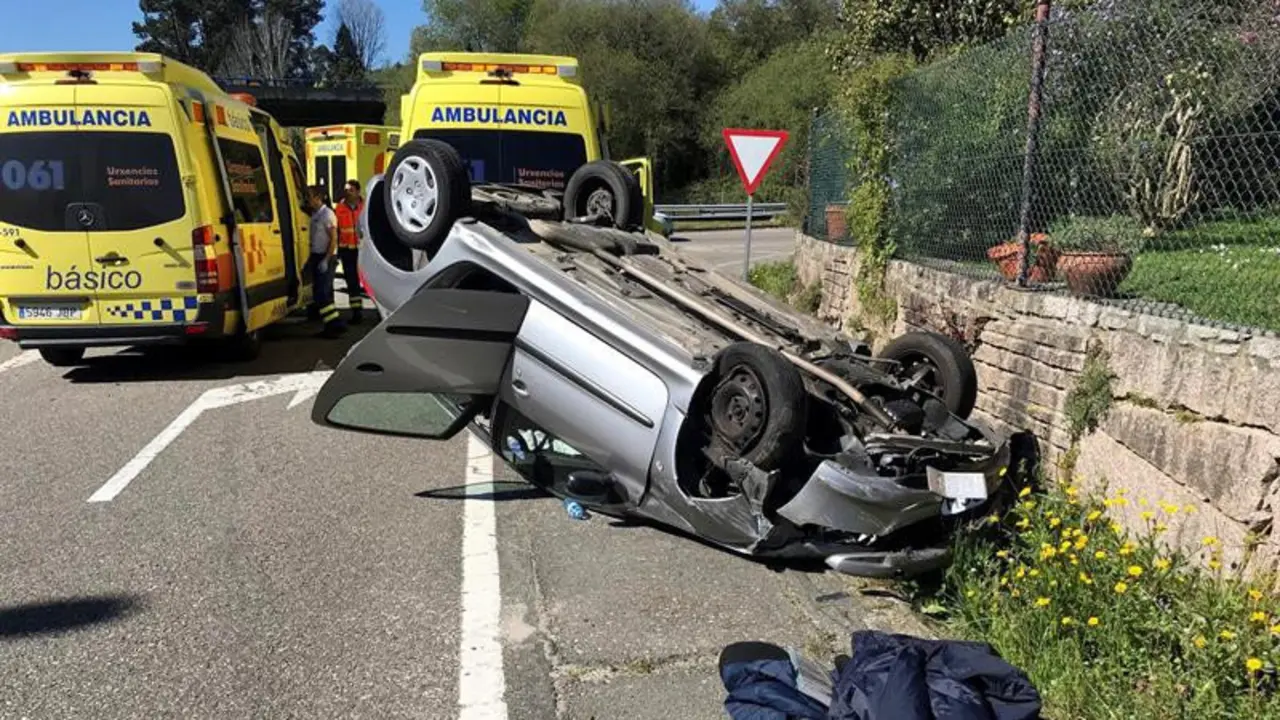 Estado en el que quedó el coche siniestrado en Tui. SXENIK, EFE