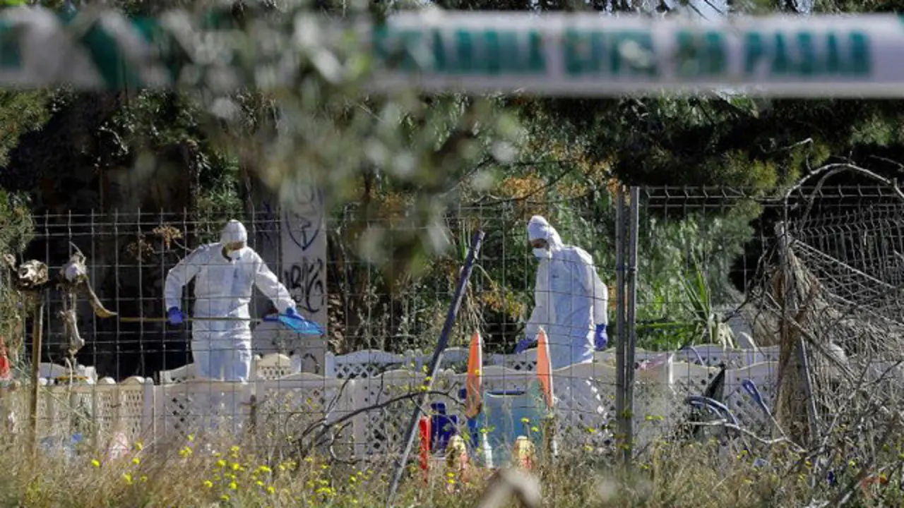 Agentes investigan la muerte de los dos niños en Godella. MANUEL BRUQUE